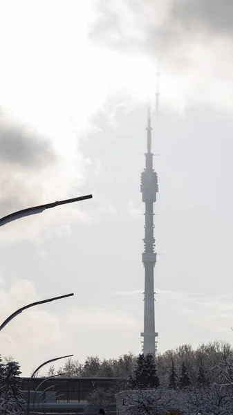 Fantastischer ungewöhnlicher Schatten vom Ostankino-Turm auf verschneiten Wolken — Stockfoto