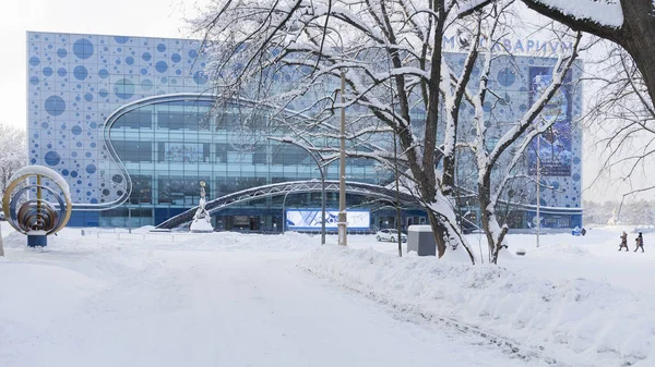 De bouw van een groot aquarium - Moskvarium in Moskou Stockfoto