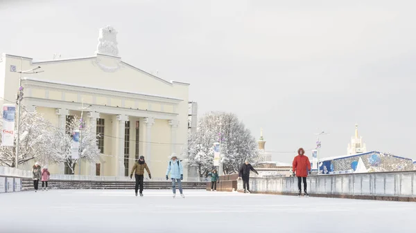 Mensen zijn schaatsen in Moskou, Rusland — Stockfoto