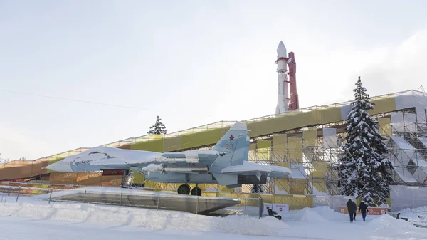 Vintern glida runt en rymdraket, Moskva — Stockfoto
