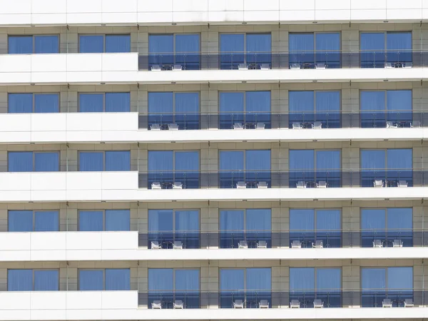 Facciata con balcone e lettini prendisole — Foto Stock