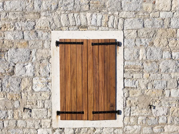 Zavřené okno v staré zdi — Stock fotografie