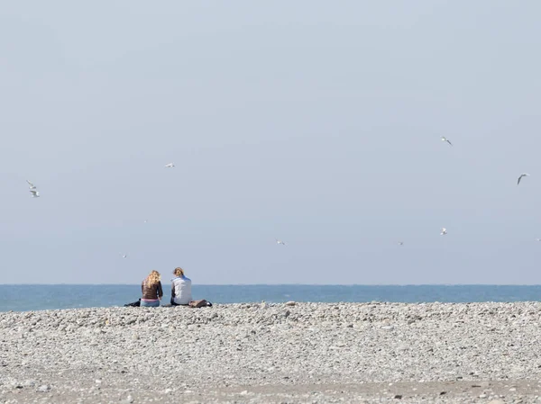 Young girls on the beach in Sochi — Stock Photo, Image