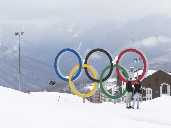O par é fotografado perto dos anéis olímpicos, Sochi — Fotografia de Stock