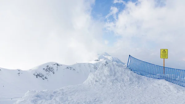 Hautes montagnes enneigées de Sotchi — Photo