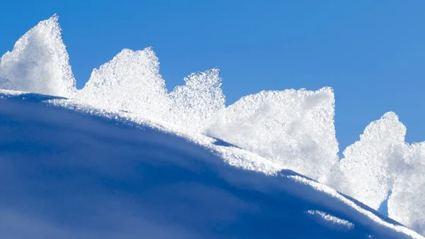 Witte ijs tegen de blauwe hemel — Stockfoto