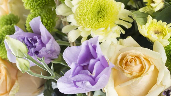 Un delicato bouquet di fiori da giardino — Foto Stock