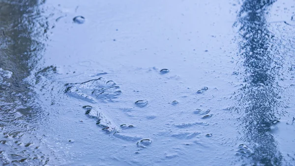 Blaues Eis auf dem Fluss im Winter — Stockfoto