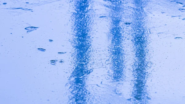Eis mit Streifen auf dem Fluss — Stockfoto