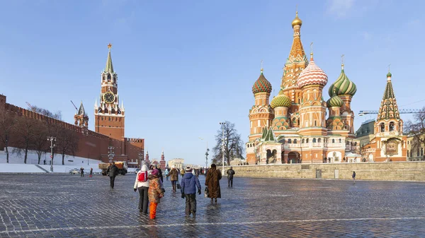 Inverno Moscovo paisagem e as pessoas andam — Fotografia de Stock