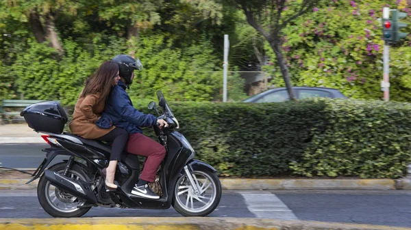 Homem e mulher andam de moto, Atenas . — Fotografia de Stock