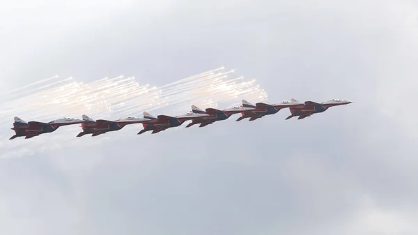 MiG-29 fighters "Swifts" produces a beautiful salute, Russia — Stock Photo, Image