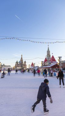 Moskova 'nın merkezindeki Kızıl Meydan' da Noel pisti
