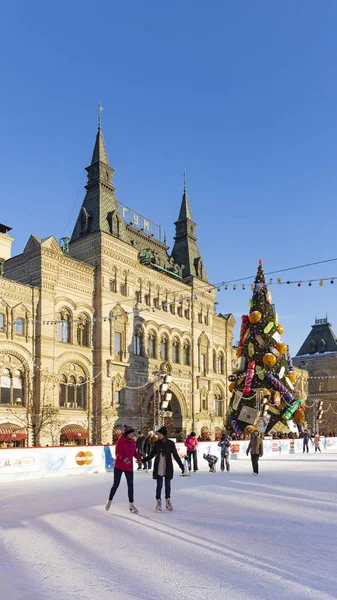 Mensen op de ijsbaan en kerstboom op het Rode Plein, Moskou — Stockfoto