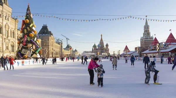 People at the rink during the Christmas holidays on Red Square, — Stock Photo, Image