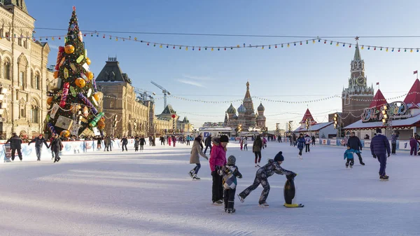 People at the rink in the Christmas holidays on Red Square, Mosc — Stock Photo, Image