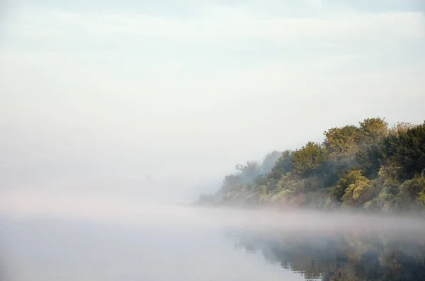 Repos Sur Rivière Dans Brouillard Matin Sur Fond Des Arbres — Photo