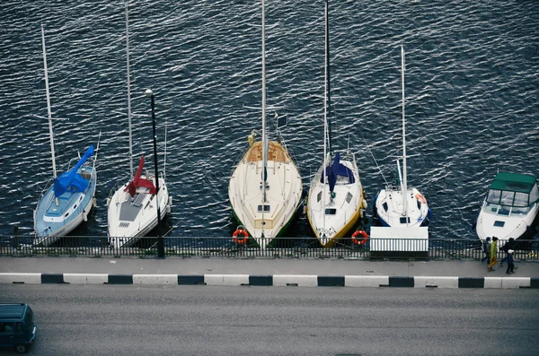 Csónakok Antennákkal Állnak Balti Tenger Mólóján Közel Úthoz Felülnézetből — Stock Fotó