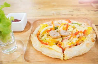 Ev yapımı sucuk baharatlı pizza