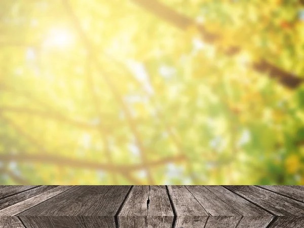 Borrão amarelo outono fundo natural com espaço vazio de madeira — Fotografia de Stock