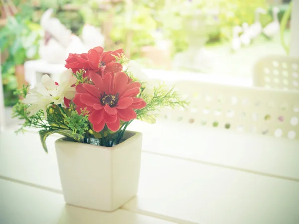 Pot bunga vintage di meja putih — Stok Foto