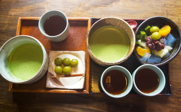 Sobremesa japonesa de chá verde e Dango na cidade de Uji — Fotografia de Stock