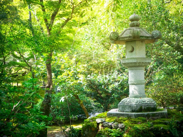 Stone japansk lykta i den gröna trädgården — Stockfoto