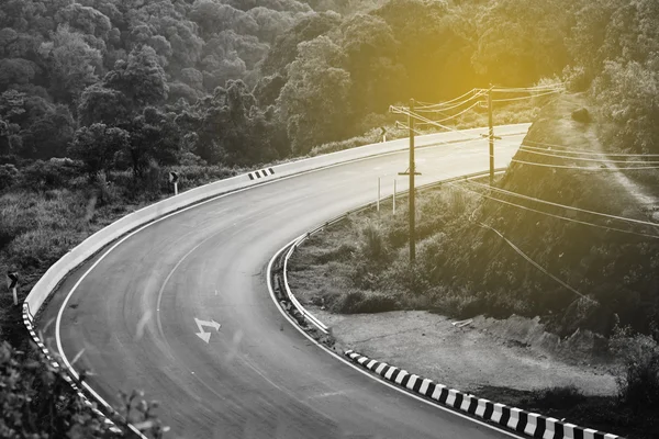 Curva della strada in montagna al parco nazionale Inthanon in tono bianco e nero Thailandia — Foto Stock