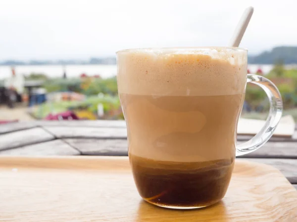 Kopi latte karamel panas di atas meja kayu — Stok Foto