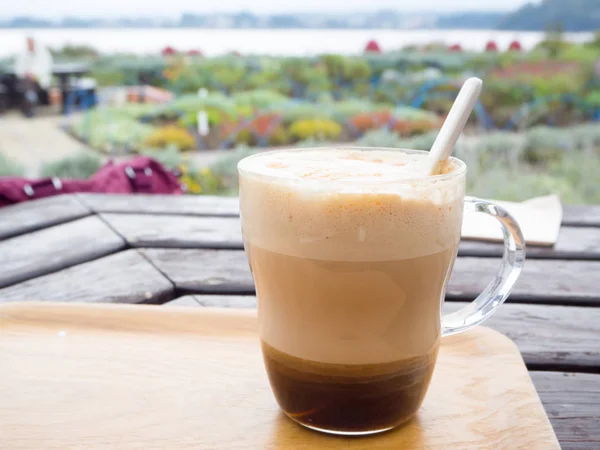 Latte de café de caramelo quente na mesa de madeira — Fotografia de Stock
