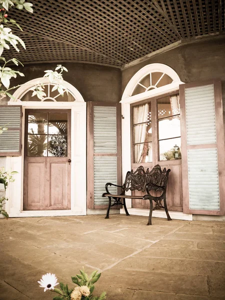 Vintage chair and building in glover garden — Stock Photo, Image