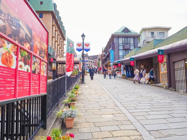 Rua comercial ao longo do caminho para a Igreja Católica Oura em Nagasaki, Japão — Fotografia de Stock