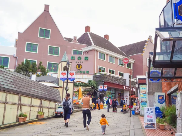 Rua comercial ao longo do caminho para a Igreja Católica Oura em Nagasaki, Japão — Fotografia de Stock