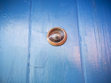 Mavi ahşap kapı deliğinden kapatın 