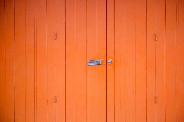Dřevěné oranžové zdi s otevřenou zámek — Stock fotografie