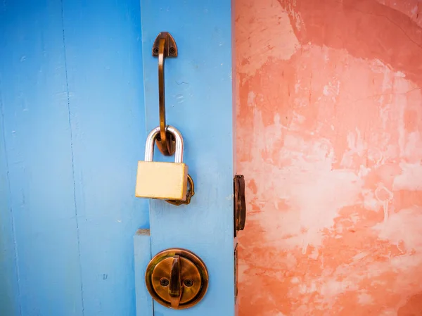 Una serratura a chiave su una porta blu in legno — Foto Stock