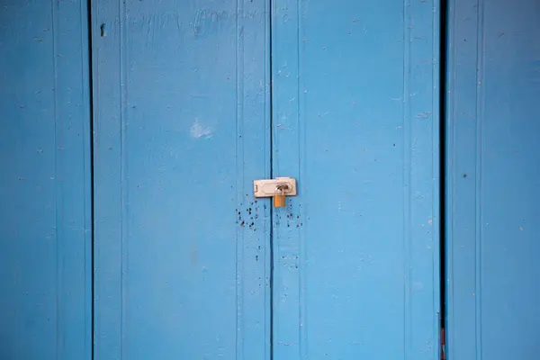 Mavi ahşap bir kapı üzerinde bir tuş kilidi — Stok fotoğraf