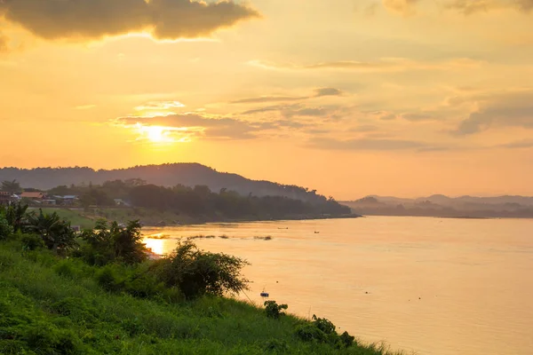 Veduta panoramica del tramonto sul fiume Khong — Foto Stock