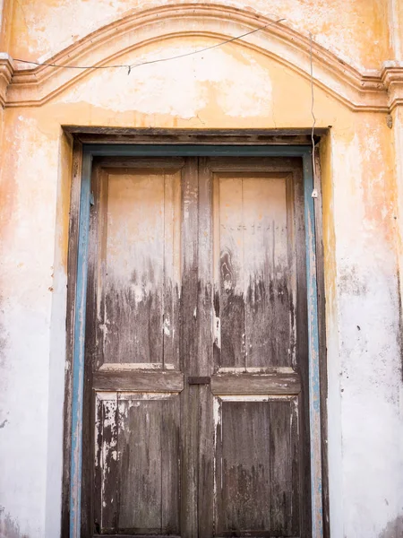 Old vintage Brown wooden door — Stock Photo, Image