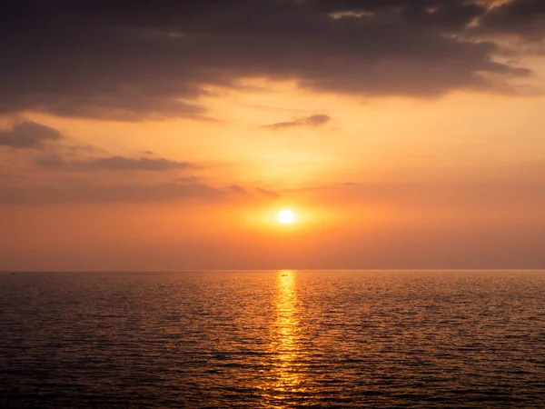 Chanthaburi, Tayland denizde günbatımı Manzaralı