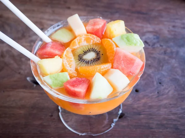 Iced blandad fruktsmoothies en sommar dryck — Stockfoto
