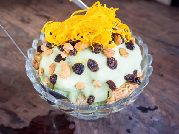 Batidos de té verde helado con cobertura de postre tailandés — Foto de Stock