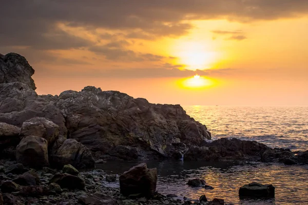 Vue paysage du coucher du soleil sur la mer à Chantaburi, Thaïlande — Photo