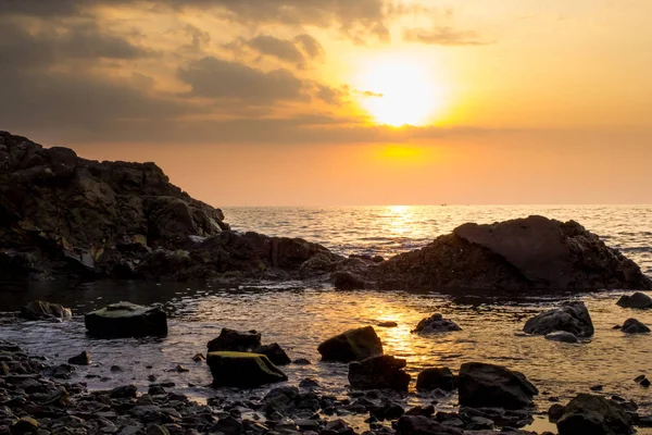 Vue paysage du coucher du soleil sur la mer à Chantaburi, Thaïlande — Photo