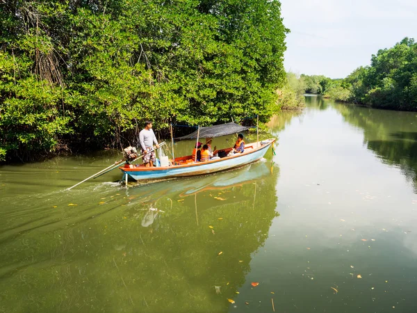 タイの旅行者は Prasae 川でマングローブの間で運河沿いのボート旅行を取る — ストック写真