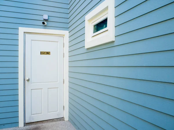"Personal solo "puerta blanca en la pared de madera azul —  Fotos de Stock