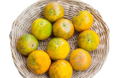 Sepet üzerinde taze portakal