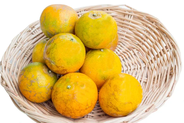 Taze portakal beyaz sepet izolasyon