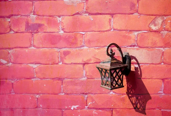 Lampada vintage appesa al muro di mattoni con dolce tono rosa — Foto Stock