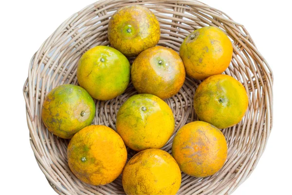 Sepet üzerinde taze portakal